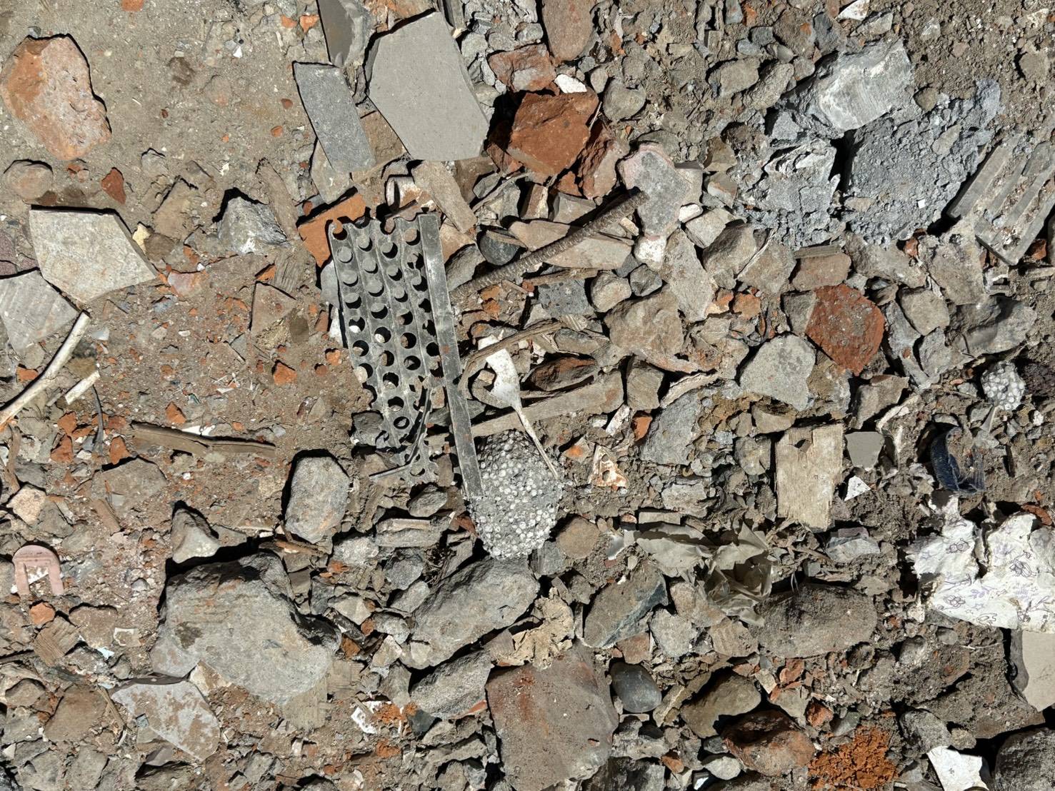 堆置營建廢土一案 合法再利用機構違規與非法棄置案件性質不同，環保局一律依法嚴查 (4).jpg